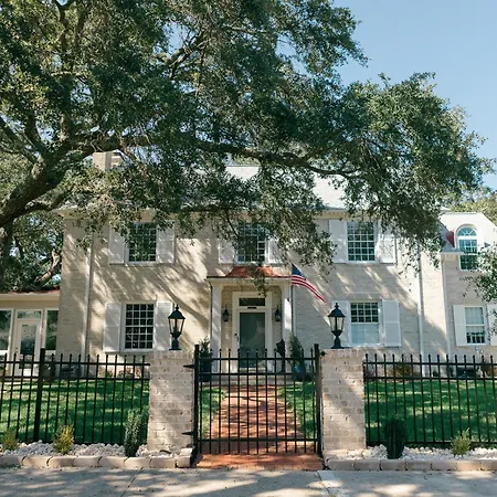 The Carriage House Inn Bed And Breakfast